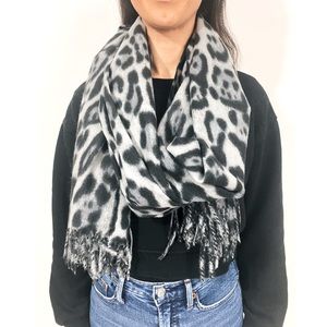 Pretty Persuasions Gray Black Ultra Soft Cheetah Animal Print Fringe Hem NWT